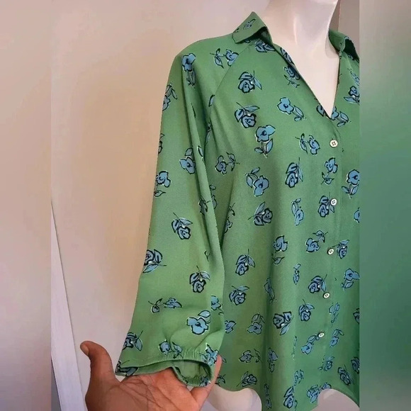 Cabi Kelly Green Go to Painters Smock Button Down Floral Oversized Blouse(S) - Picture 9 of 13